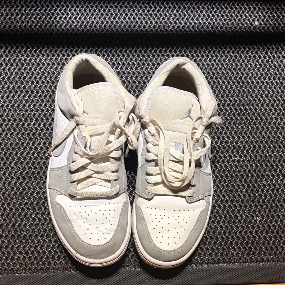 Nike Air Jordan 1 Low sneakers in a light gray / white  “Light Smoke Grey”–style